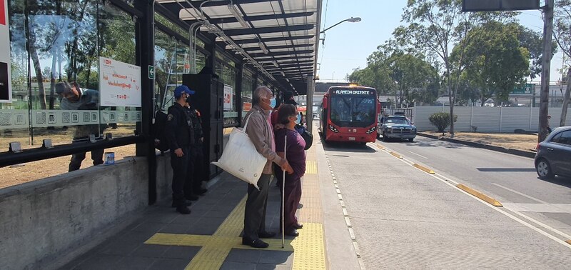 Personas esperando el autobús en una parada