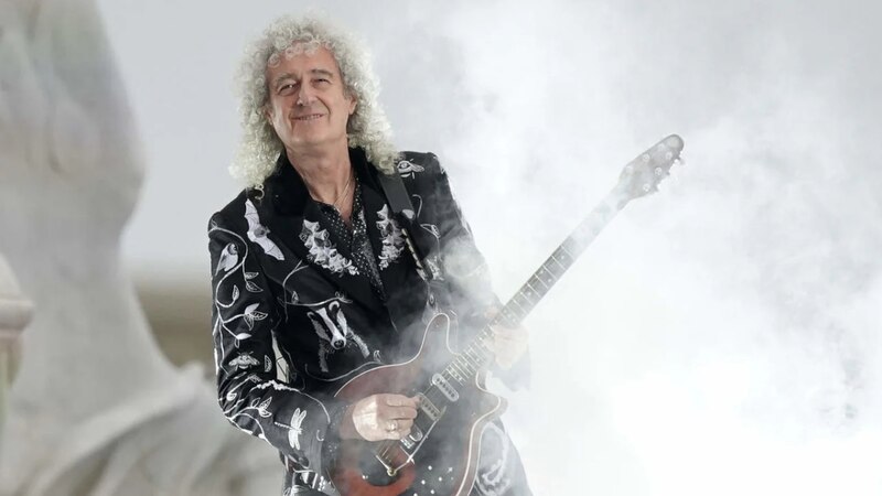 Brian May, guitarrista de Queen, tocando en concierto