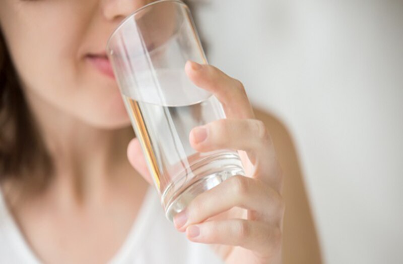 Mujer bebiendo agua