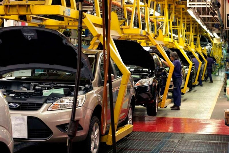 Cadena de montaje de una fábrica de automóviles
