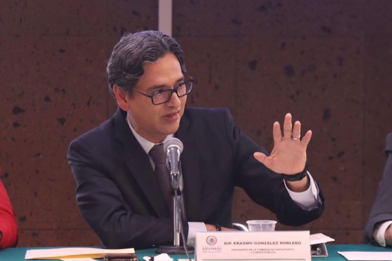 El diputado Erasmo González Robledo, presidente de la Comisión de Presupuesto, habla durante una sesión en el Congreso de la Ciudad de México.