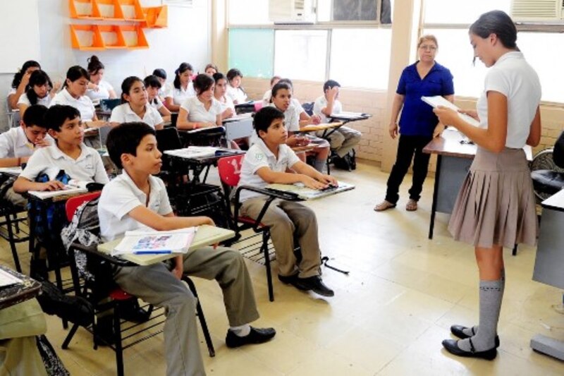 Profesora dando clase a sus alumnos