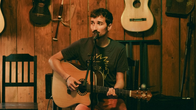 Un hombre tocando la guitarra