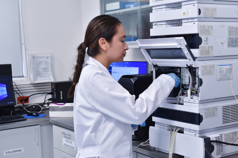 Científica trabajando en un laboratorio