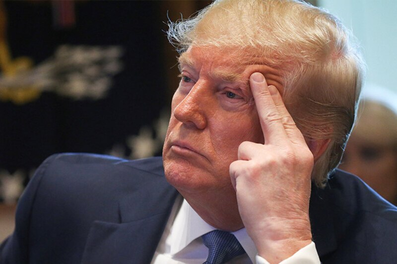 El presidente Trump hace un gesto pensativo