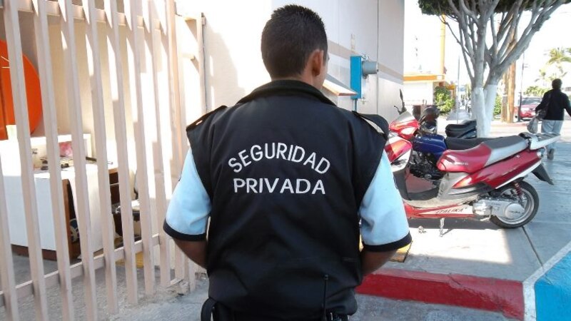 Guardia de seguridad en una caseta de vigilancia