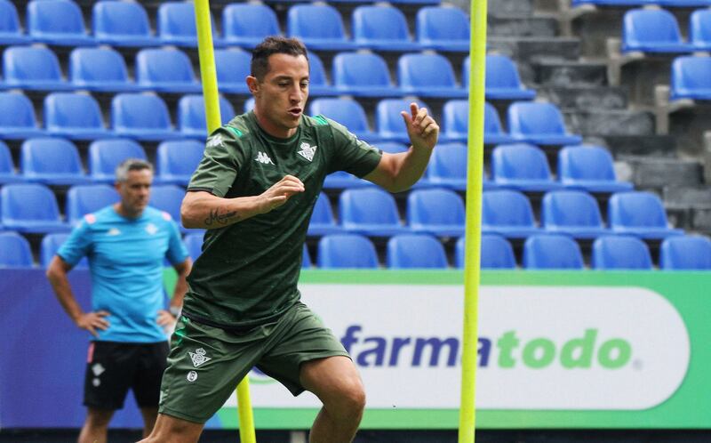 El jugador de fútbol Joaquín Sánchez calienta antes de un partido