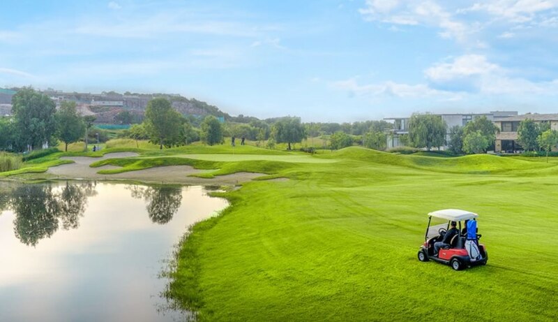 Campo de golf con vista al lago