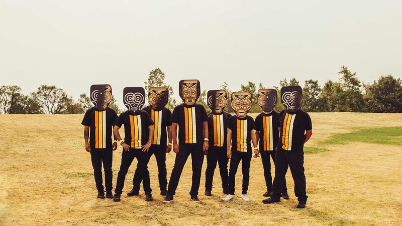 Un grupo de personas con máscaras africanas en la cara.