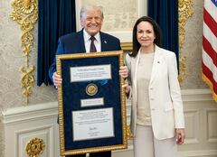 Nobel recuerda que el premio es instransferible tras entrega de medalla por parte de Machado a Trump