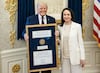 Nobel recuerda que el premio es instransferible tras entrega de medalla por parte de Machado a Trump