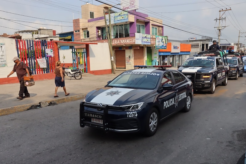 Policías estatales vigilan una casilla electoral en Tabasco durante el operativo de seguridad desplegado por la SSPC.