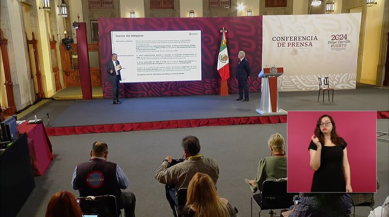 El presidente Andrés Manuel López Obrador encabeza la conferencia de prensa matutina en Palacio Nacional