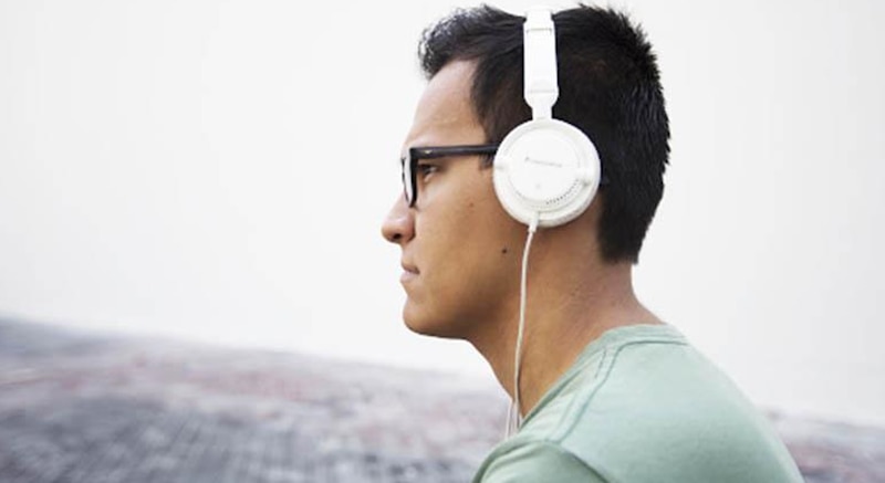 Hombre joven con auriculares
