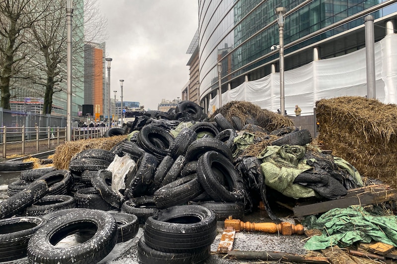 Protesta con barricada de neumáticos en llamas