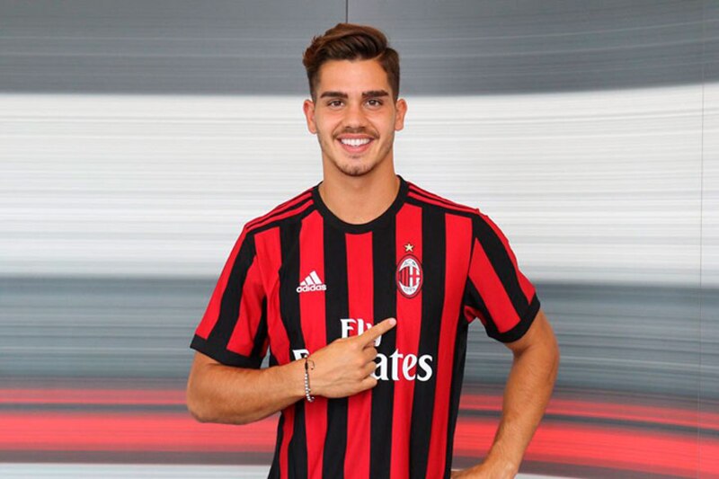 El jugador de fútbol Theo Hernández, del AC Milan, muestra su alegría por su nuevo fichaje.