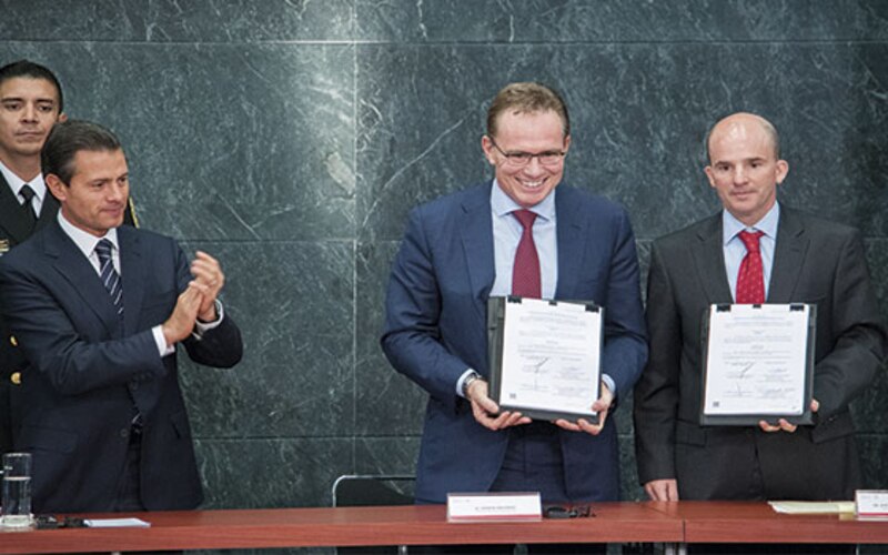 Firma de convenio entre el gobierno y la empresa privada