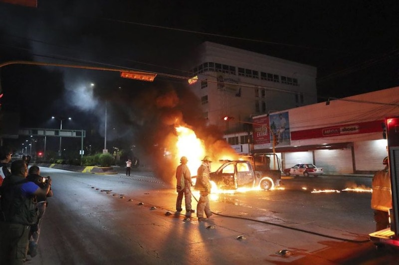 Bomberos apagan incendio en una camioneta