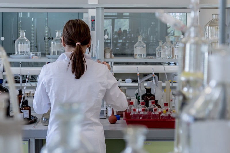 Científica trabajando en un laboratorio