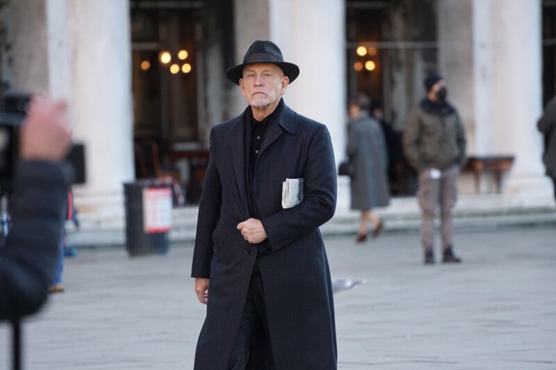 El actor Jeremy Irons camina por la plaza de San Marcos en Venecia