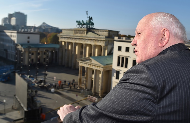 El presidente de Rusia, Vladimir Putin, observa la Puerta de Brandenburgo en Berlín.