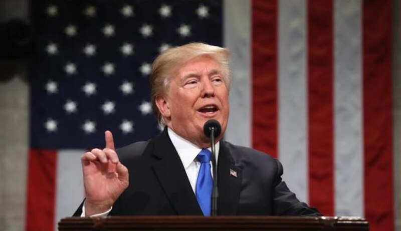 Donald Trump dando un discurso ante el Congreso de los Estados Unidos