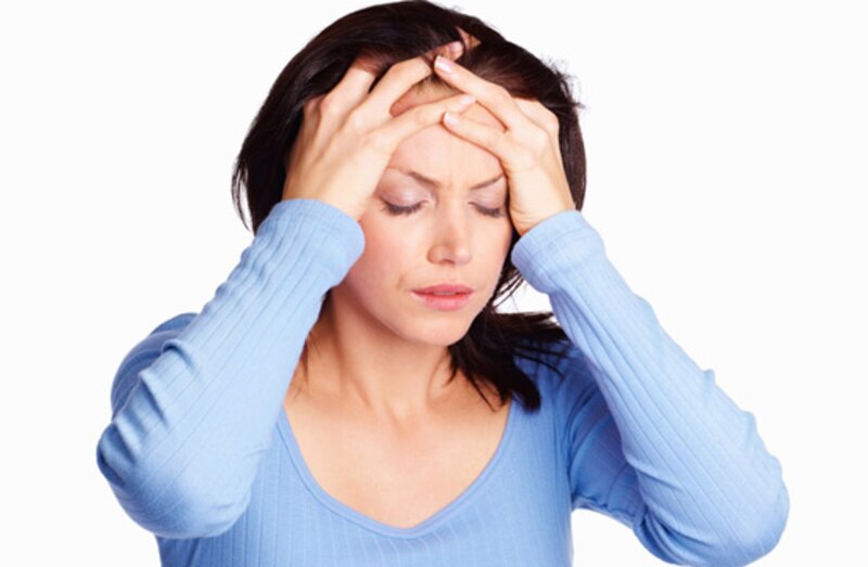 Mujer con dolor de cabeza