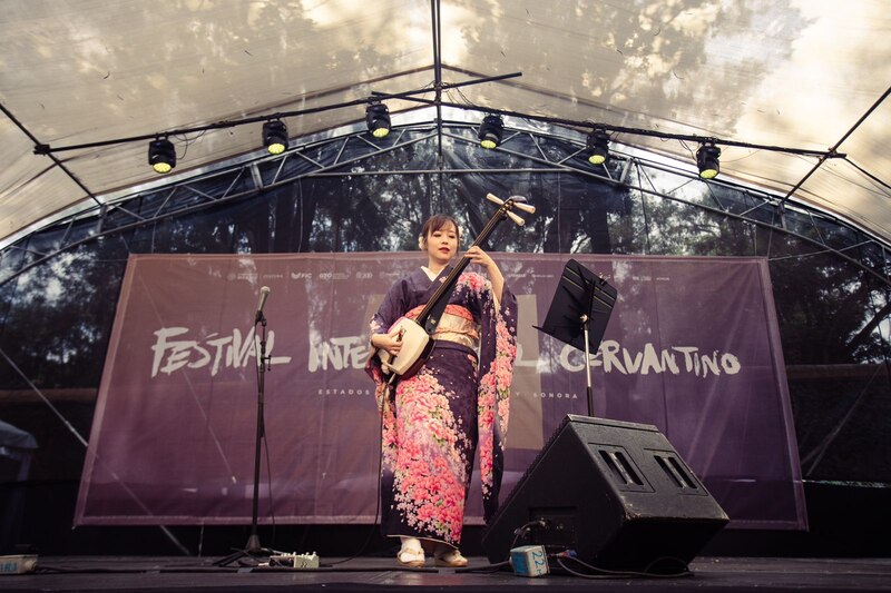 Mujer japonesa tocando el shamisen en un festival