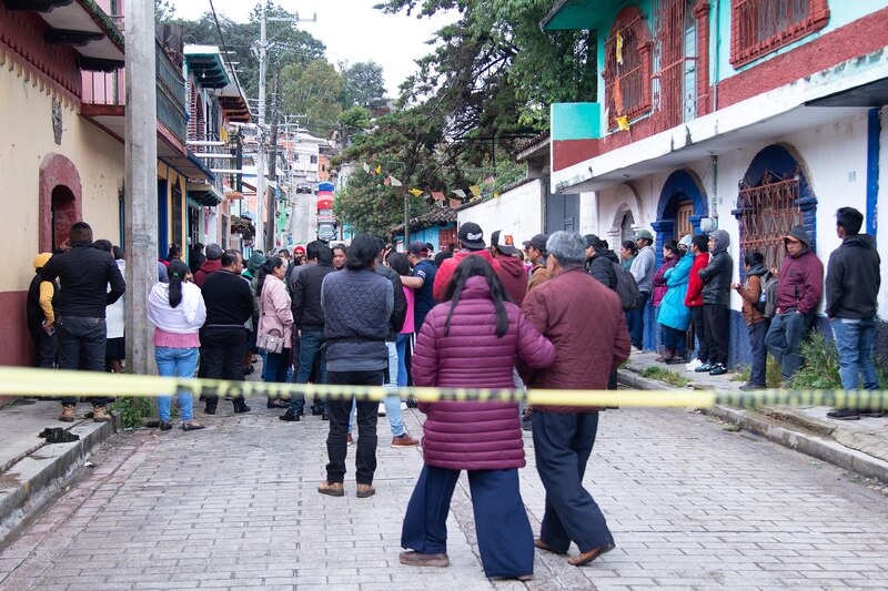 Personas se reúnen en la zona donde fue asesinado sacerdote en el municipio de San Cristóbal de las Casas en Chiapas