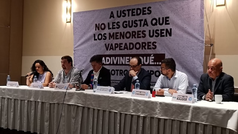 Juan José Cirión, presidente de México y el Mundo Vapeando, advirtió que con la prohibición Constitucional de venta y distribución de los vapeadores surgió un mercado "negro", que vende estos dispositivos a menores de edad