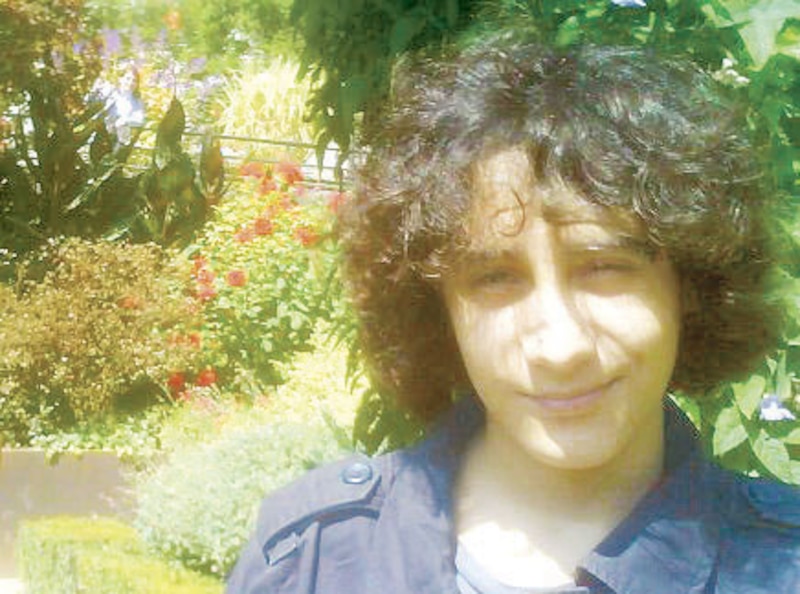 Retrato de un joven en un jardín
