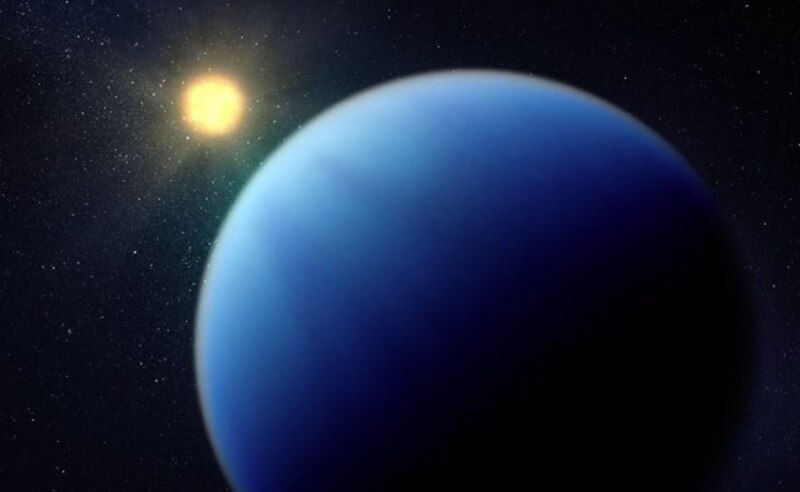 Un planeta azul brillante brilla en el espacio
