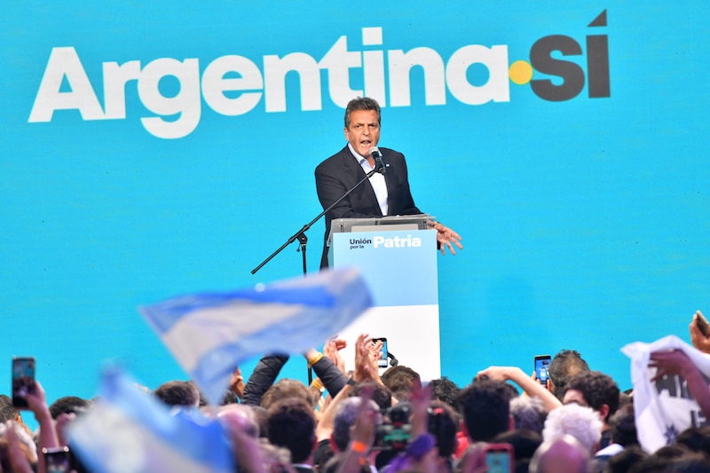 Alberto Fernández dando un discurso ante una multitud