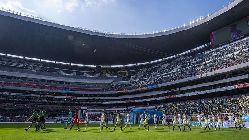 Jugadores de fútbol en el Estadio Azteca