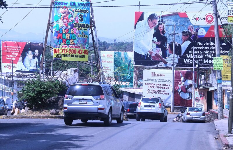 Carteles publicitarios en una carretera en México.