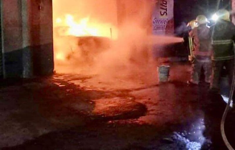 Bombero apaga incendio en un coche