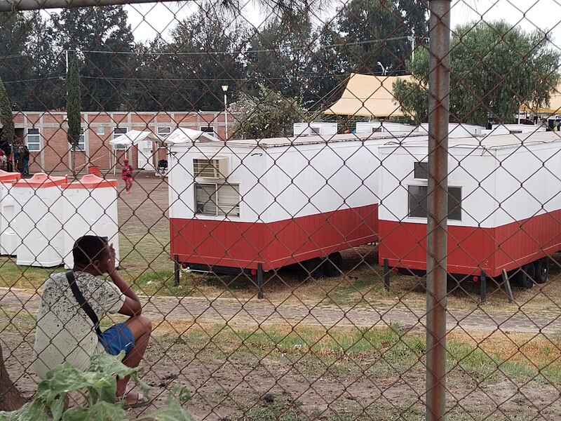 Un hombre tomando una foto de un módulo de vacunación.