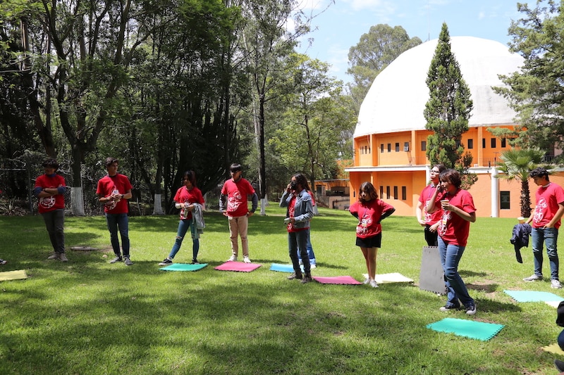 Jóvenes en un taller de astronomía