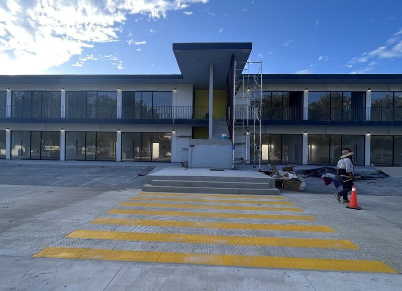 Edificio comercial en construcción