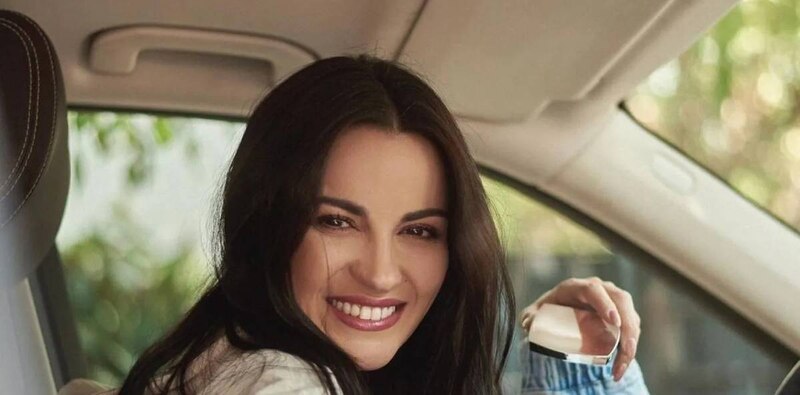 La actriz mexicana Eiza González presume su sonrisa en una selfie