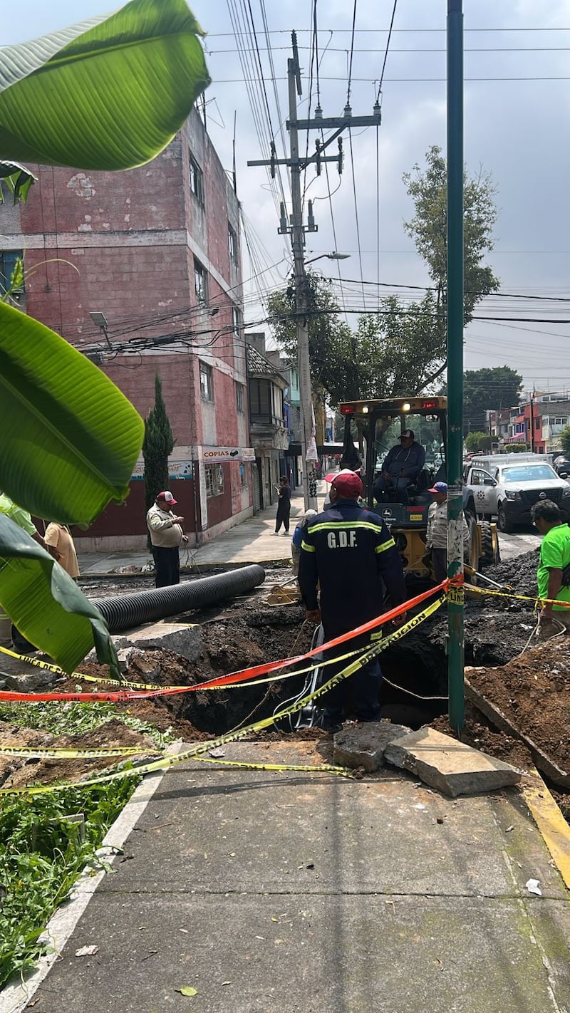 Socavón en Escuadrón 201. Autoridades ya trabajan en la zona para reparar el socavón.