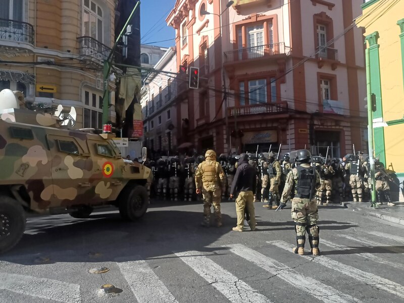 Enfrentamientos entre manifestantes y policías en las calles de Santiago de Chile