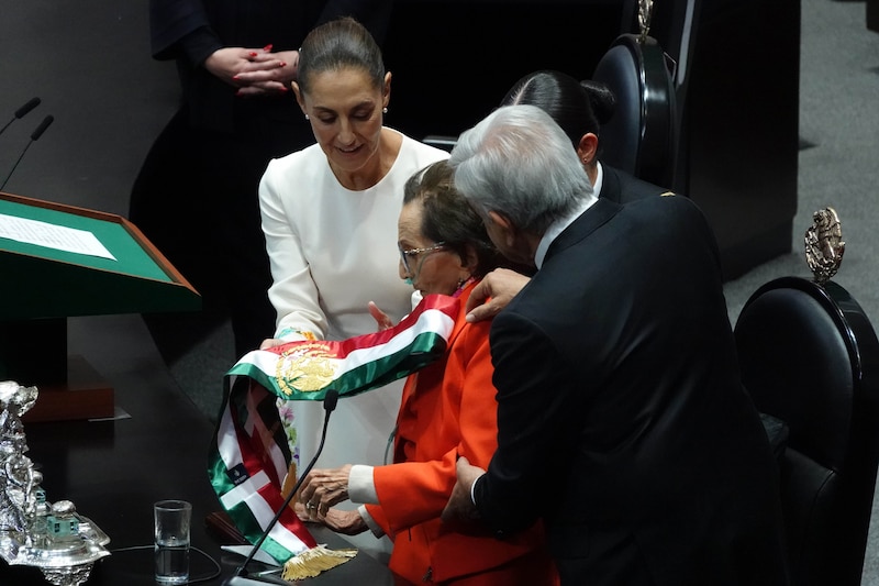 La presidenta de la Cámara de Diputados, Laura Rojas, toma juramento a la diputada electa Ifigenia Martínez.