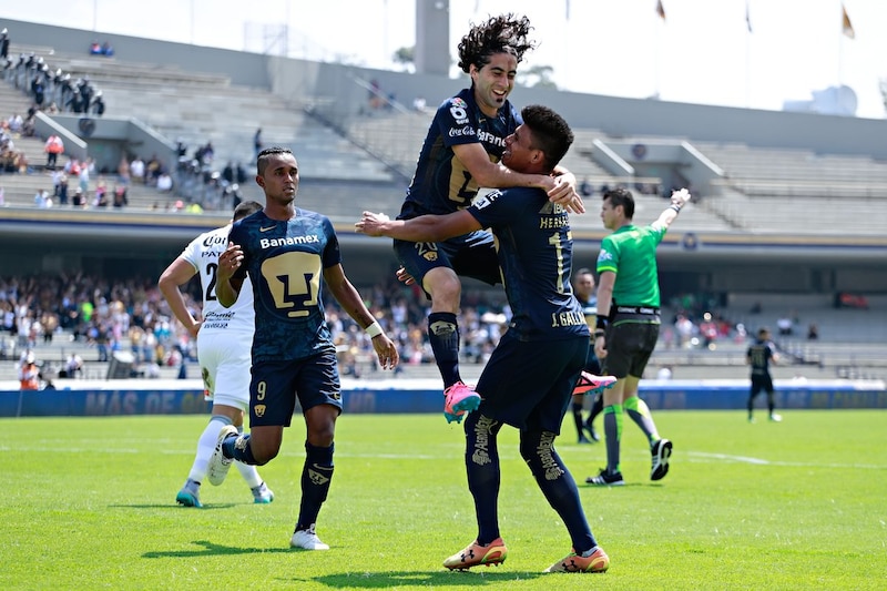 Jugadores de fútbol celebrando un gol