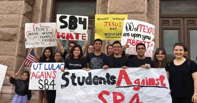 Estudiantes de Texas protestan contra la ley SB4