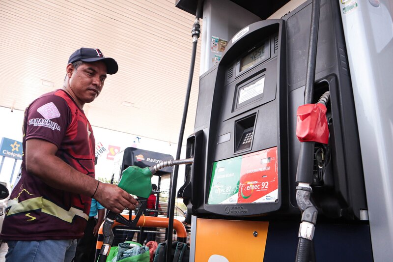 Un hombre carga gasolina en una gasolinera