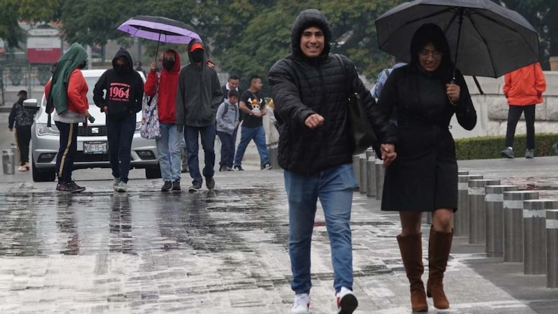 ¡Ciudadanos corriendo bajo la lluvia!