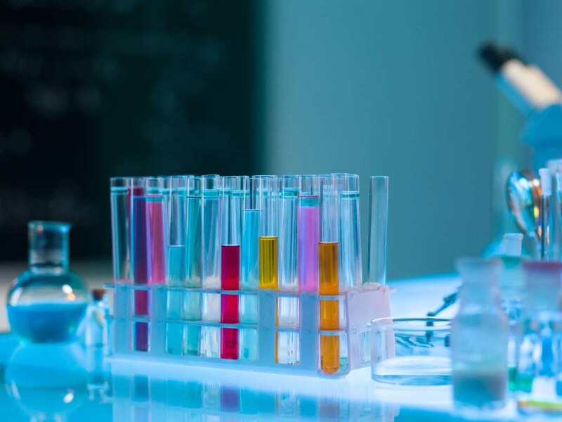 Tubos de ensayo con líquidos de colores