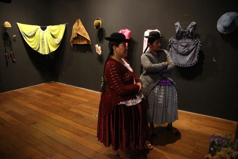Mujeres indígenas en una galería de arte