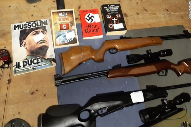 Armas y libros nazis incautados en una redada policial